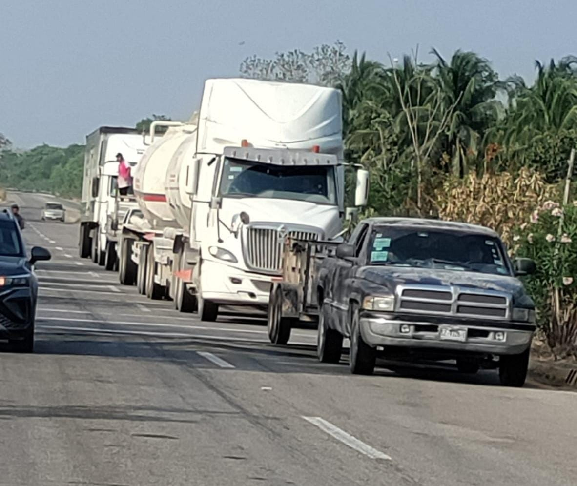 Ejidatarios señalaron que abrirán la carretera cada dos horas para desahogar el tráfico Ejidatarios señalaron que abrirán la carretera cada dos horas para desahogar el tráfico