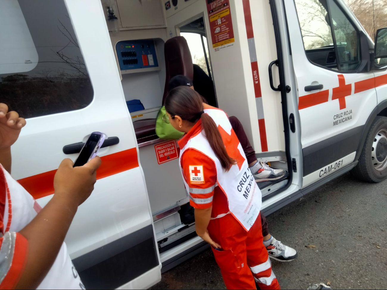 El conductor del tráiler fue atendido por paramédicos El conductor del tráiler fue atendido por paramédicos