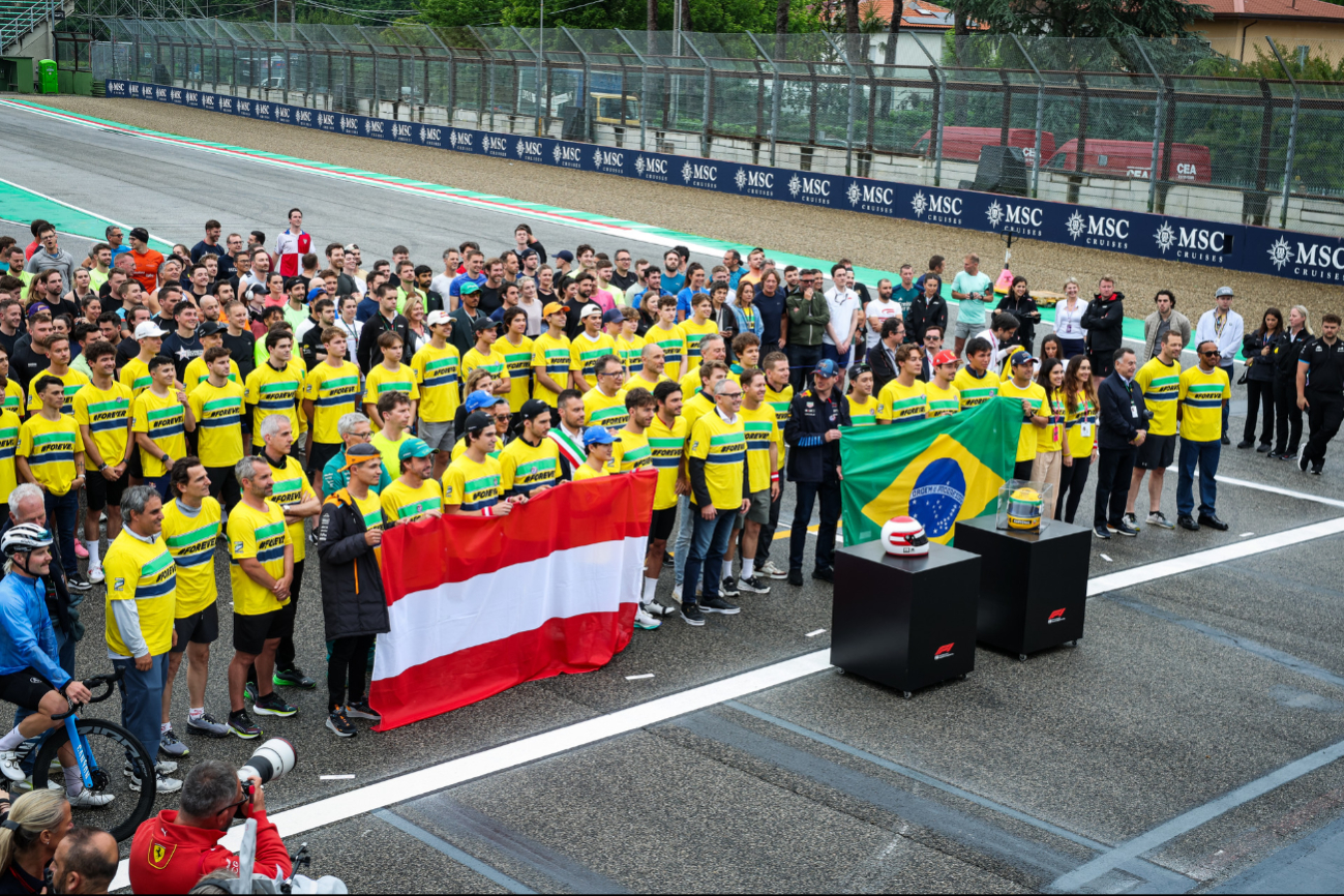 Por iniciativa de Sebastian Vettel, todos se reunieron para pensar en los dos pilotos que murieron aquí hace 30 años Por iniciativa de Sebastian Vettel, todos se reunieron para pensar en los dos pilotos que murieron aquí hace 30 años