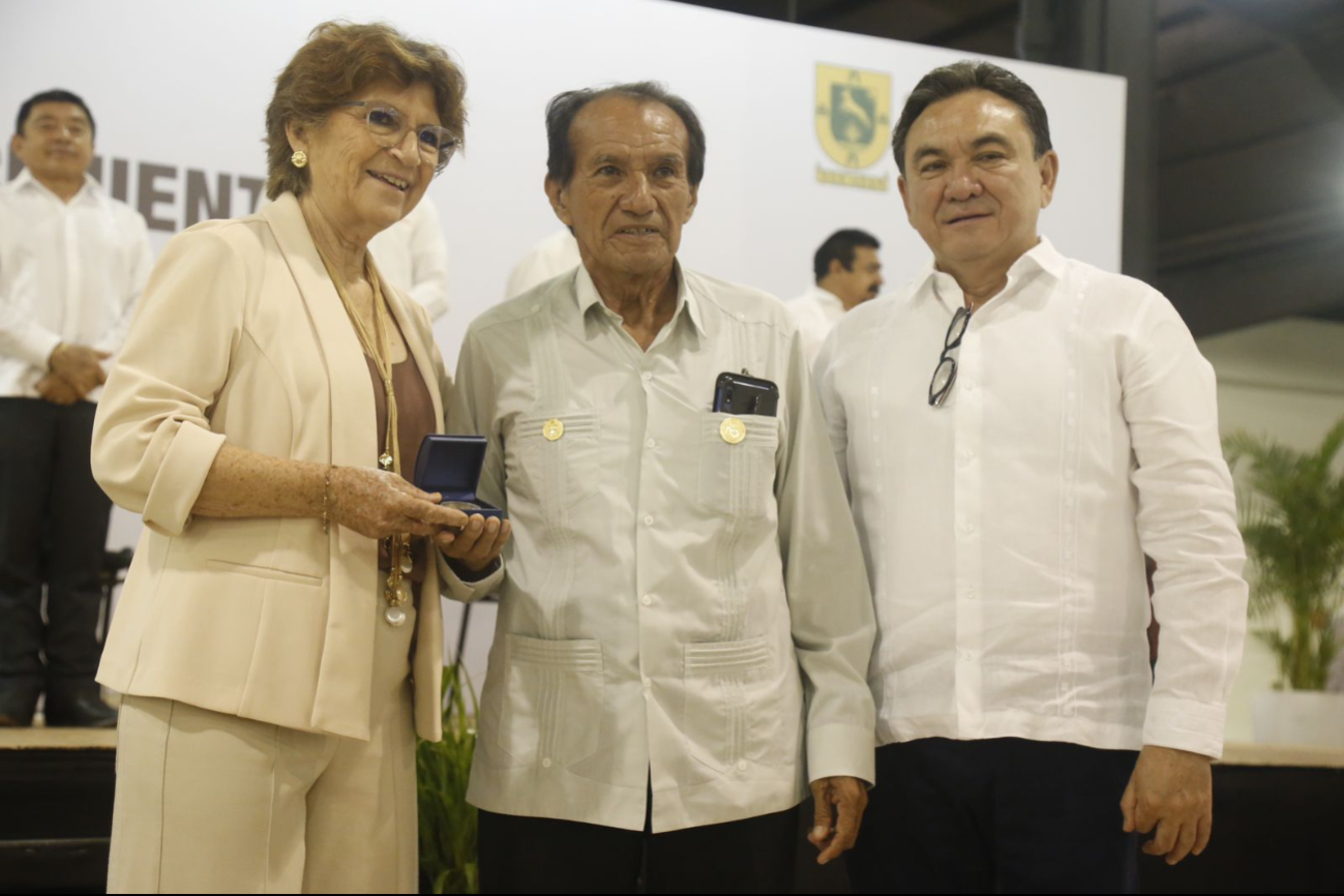 Maestros de Yucatán fueron reconocidos por su labor Maestros de Yucatán fueron reconocidos por su labor