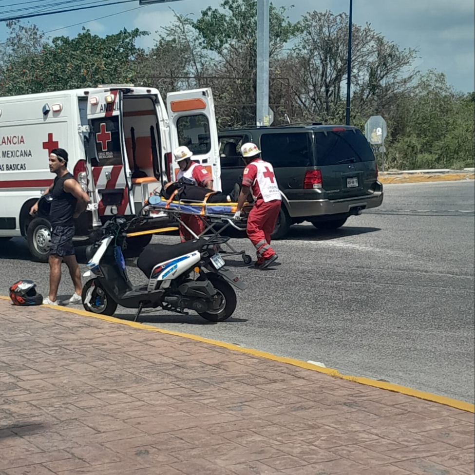 Paramédicos trasladaron al motociclista a un hospital Paramédicos trasladaron al motociclista a un hospital