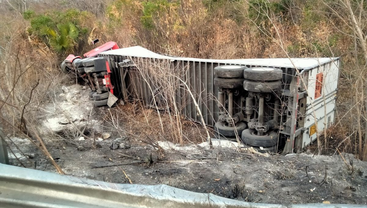 Personal de emergencias acudió al rescate del tráiler Personal de emergencias acudió al rescate del tráiler