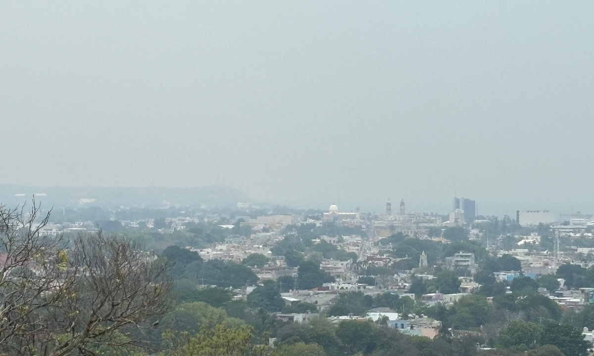 Calor intenso y bruma por incendios en Campeche no detienen las clases 