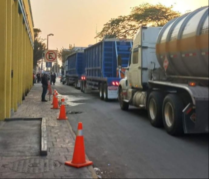 Policías custodian el tráiler que protagonizó el choque Policías custodian el tráiler que protagonizó el choque