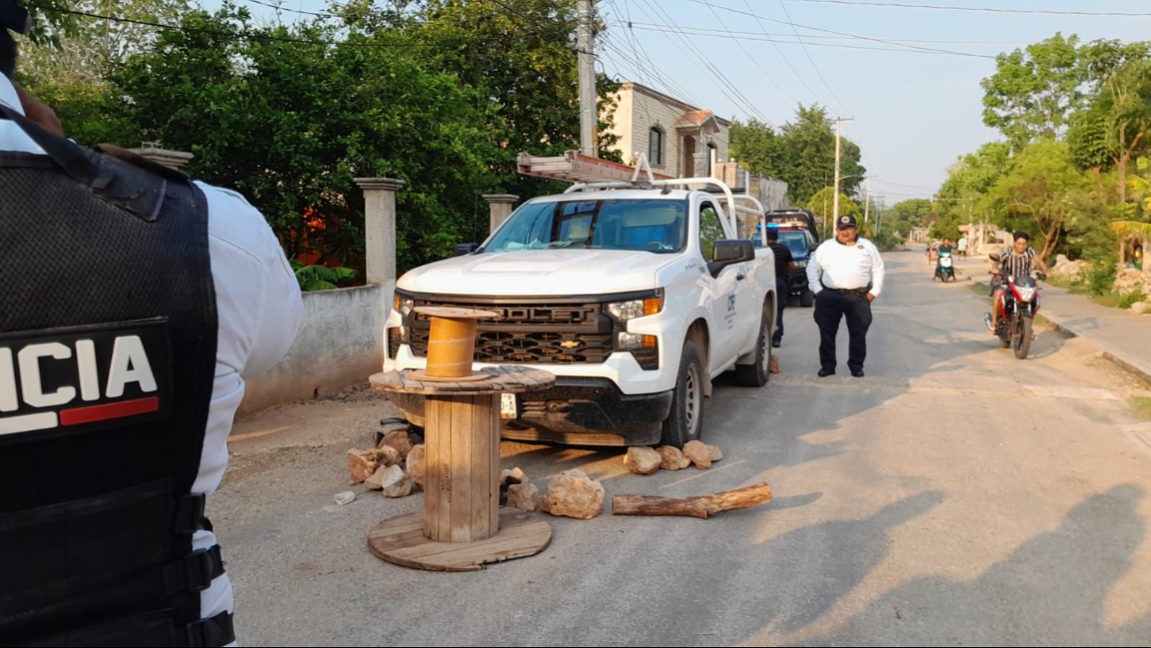  Habitantes de Santa Cruz Pueblo, Calkiní, retienen camioneta de la CFE; exigen cambio de transformador     
