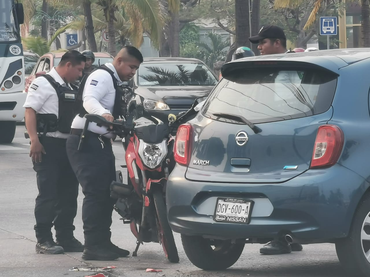 Agentes resguardan la zona del accidente Agentes resguardan la zona del accidente
