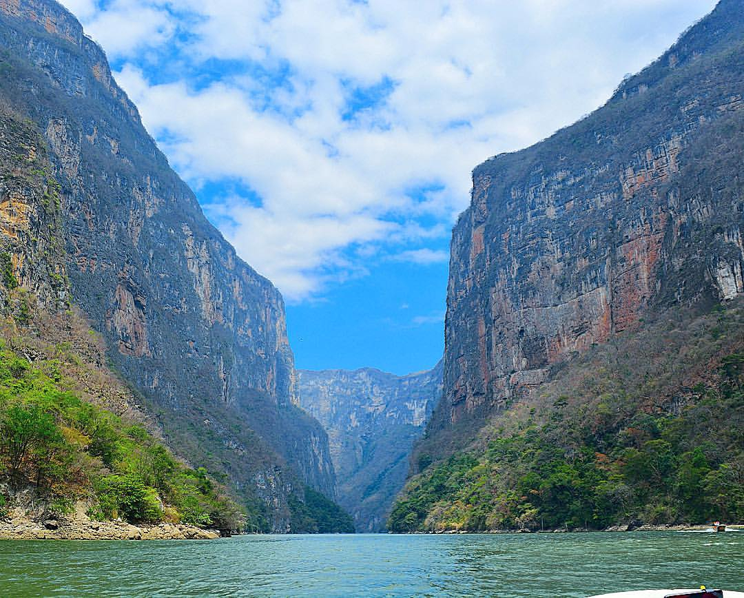 El cañón del sumidero cuenta con paredes de rocas de hasta mil metros de altura El cañón del sumidero cuenta con paredes de rocas de hasta mil metros de altura