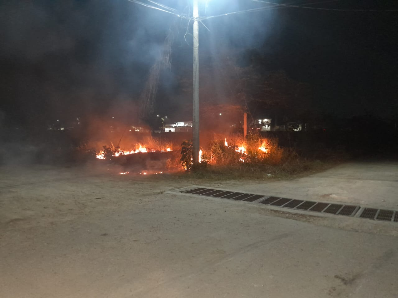 Incendio ocasionado por quema de basura Incendio ocasionado por quema de basura