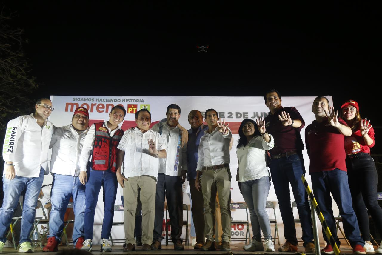 Joaquín Díaz Mena junto a representantes de Morena Joaquín Díaz Mena junto a representantes de Morena