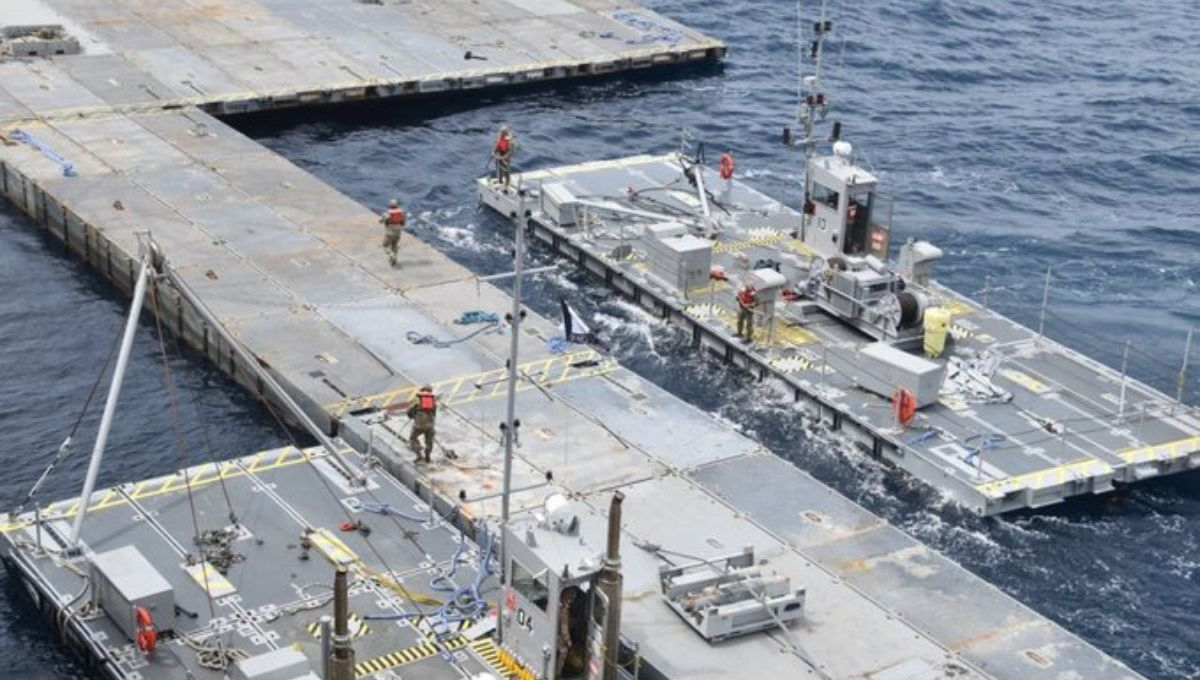 Desembarco de ayuda humanitaria para Gaza en el muelle flotante que instaló EU