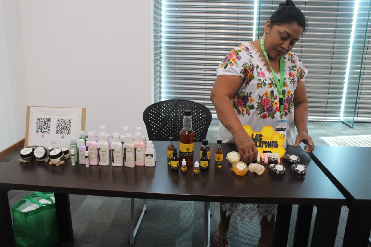Mujer exhibe sus productos en el encuentro Mujer exhibe sus productos en el encuentro