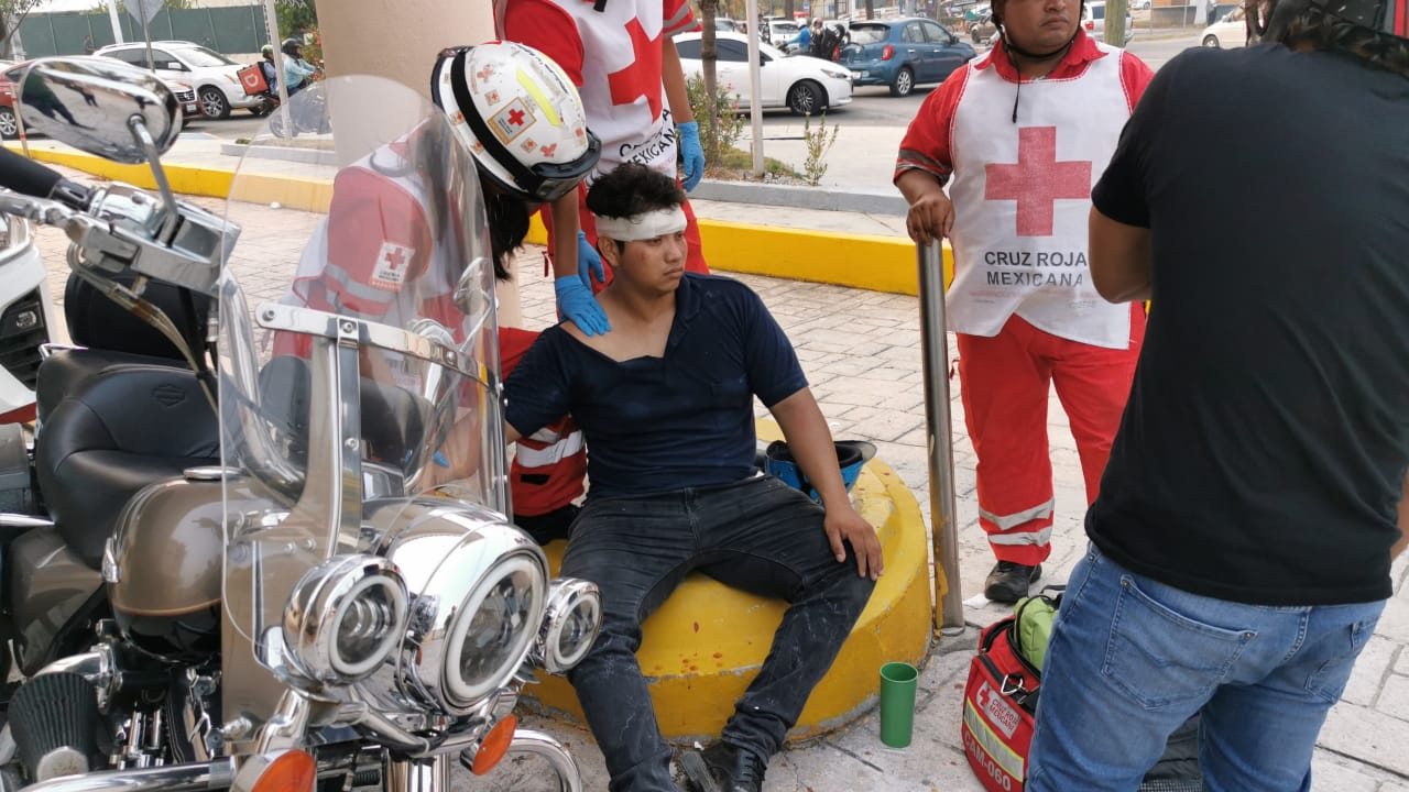 Paramédicos atienden a joven herido por accidente en Ciudad del Carmen Paramédicos atienden a joven herido por accidente en Ciudad del Carmen