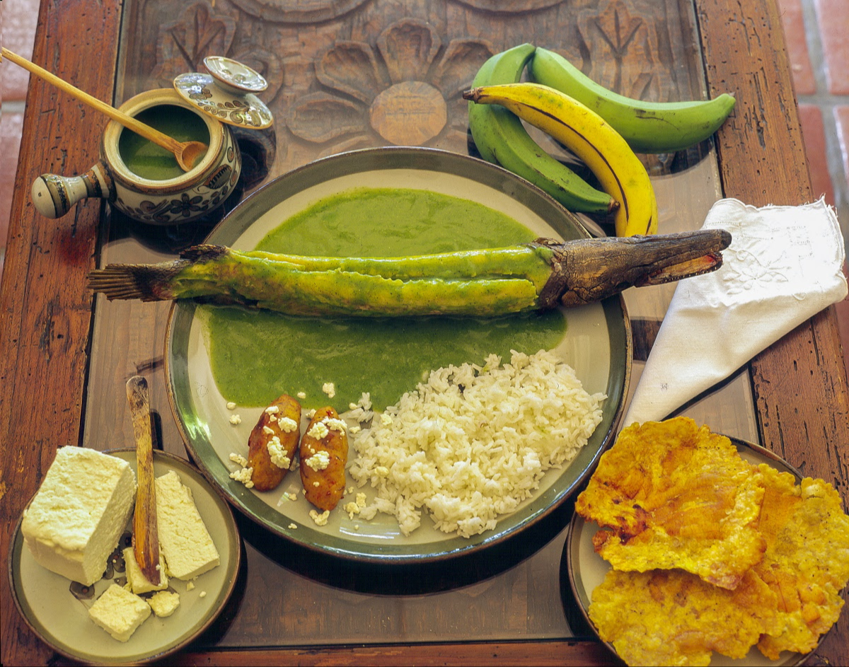 El pejalagarto en verde es un sabroso guiso cocido en hoja de chipilín y diferentes chiles El pejalagarto en verde es un sabroso guiso cocido en hoja de chipilín y diferentes chiles