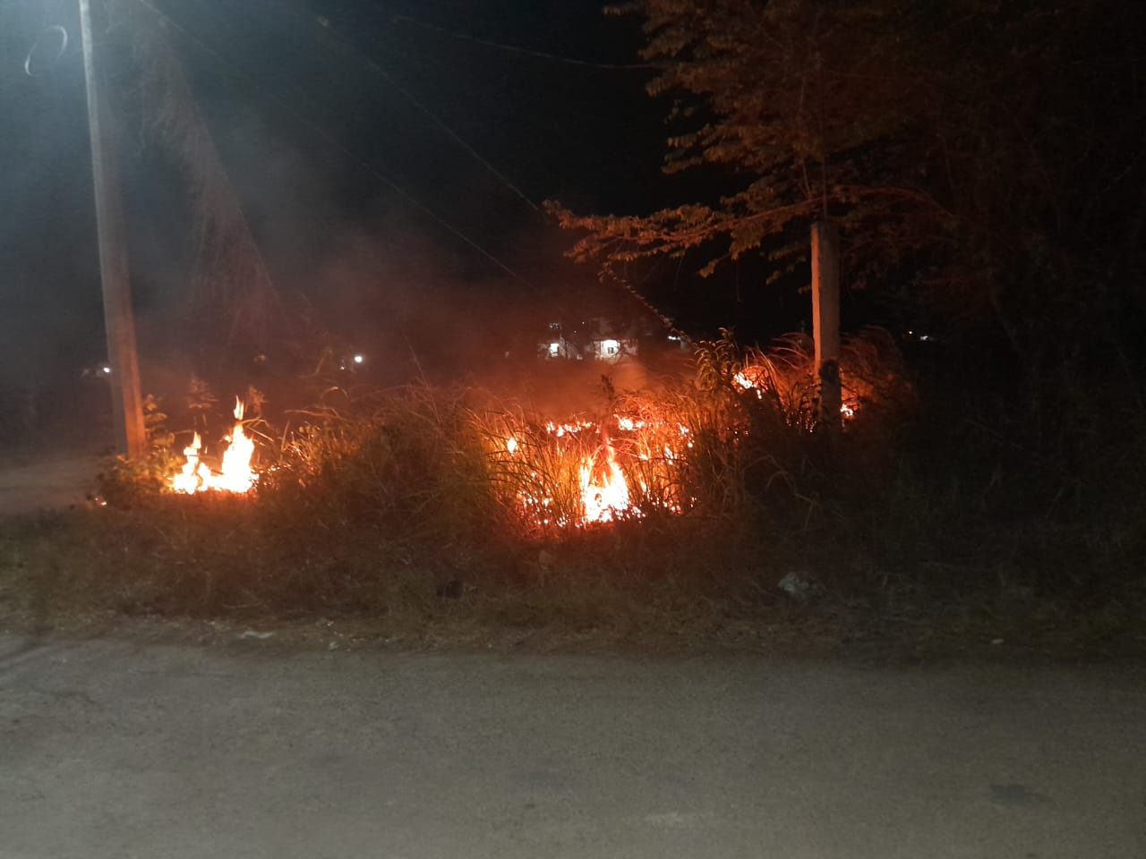 Incendio consume casa abandonada en Escárcega