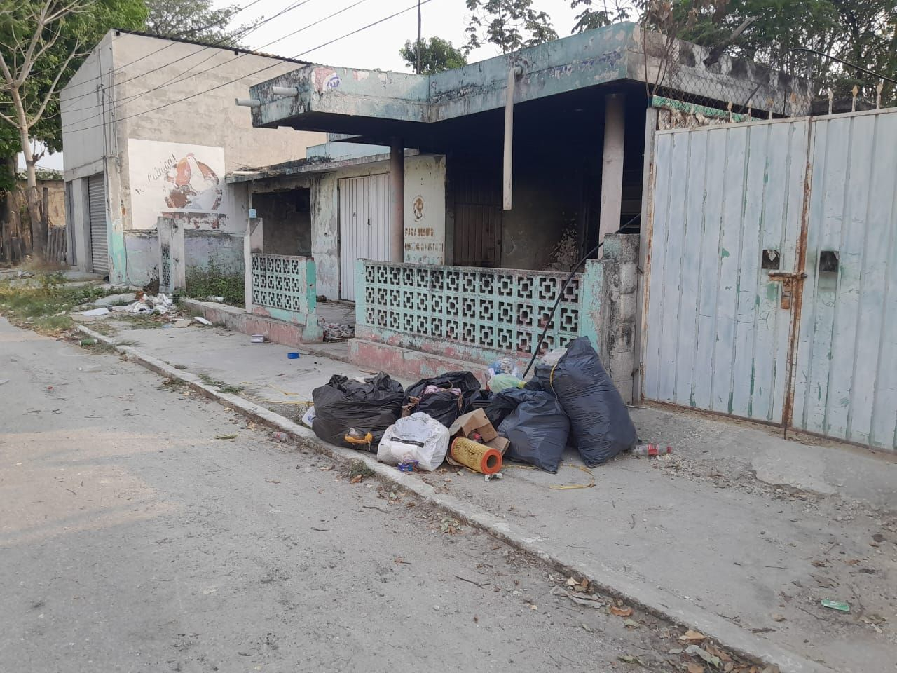  Basura “inunda”    colonias de Escárcega 