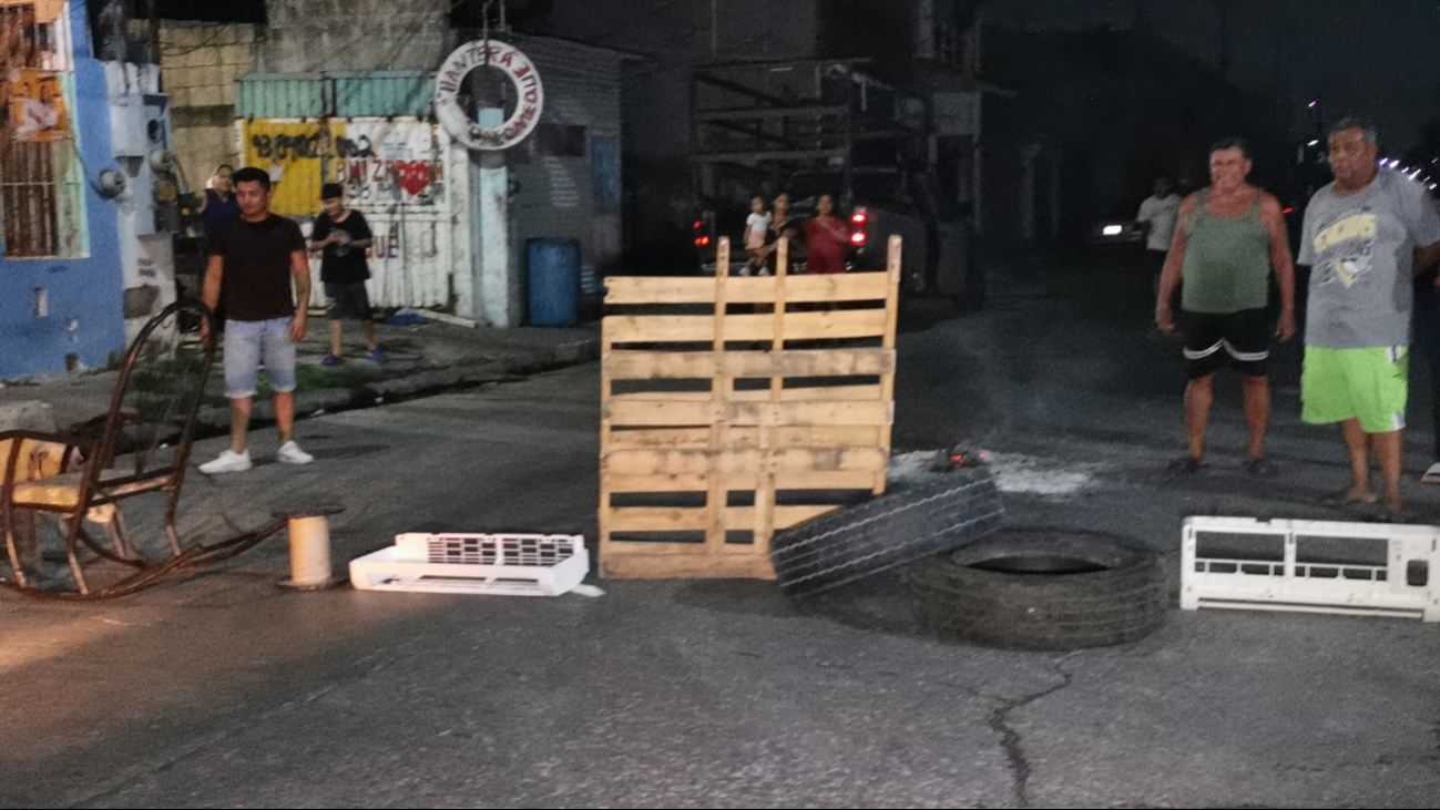Vecinos de Ciudad del Carmen bloquean calles por falta de energía eléctrica 