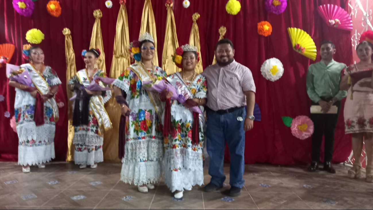 Ambiente de fiesta en concurso de Embajadora Parroquial