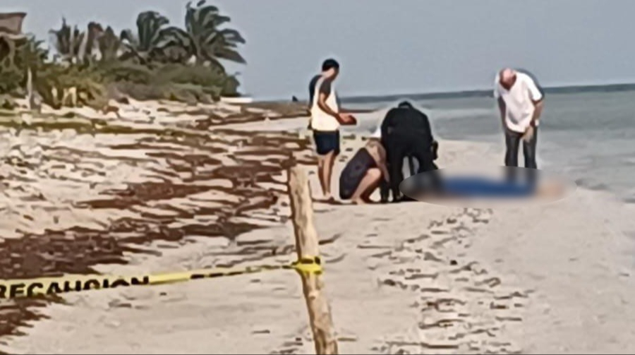 El hombre fue hallado flotando en el mar en San Crisanto El hombre fue hallado flotando en el mar en San Crisanto