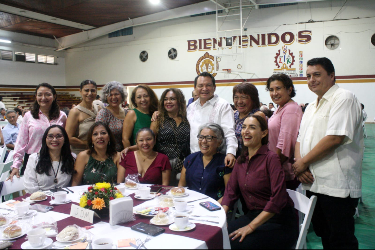Joaquín Díaz Mena asiste al desayuno de exalumnos del Tecnológico de Mérida