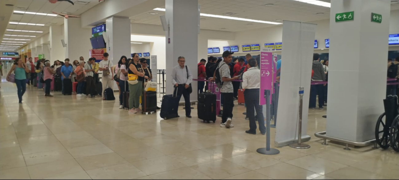 Largas filas se mantienen en los mostradores del aeropuerto de Mérida Largas filas se mantienen en los mostradores del aeropuerto de Mérida