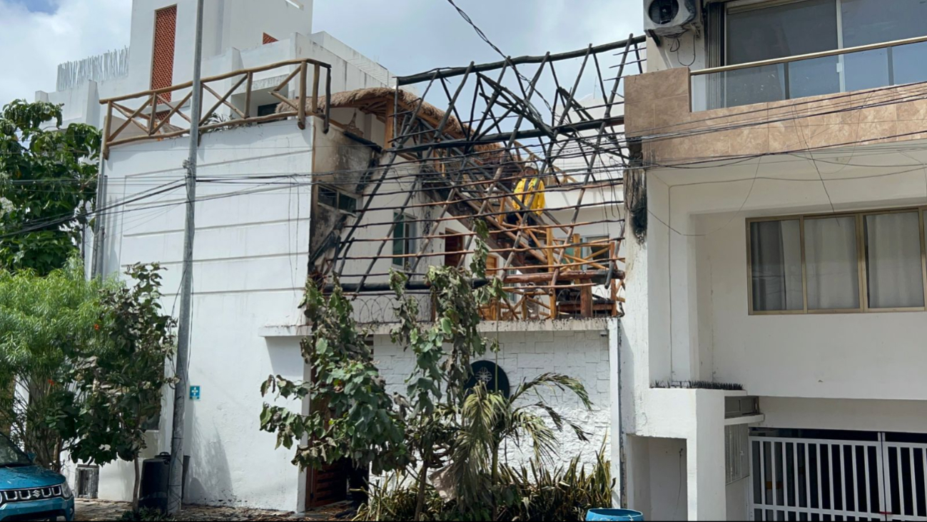 Cortocircuito causa incendio de una palapa en Playa del Carmen