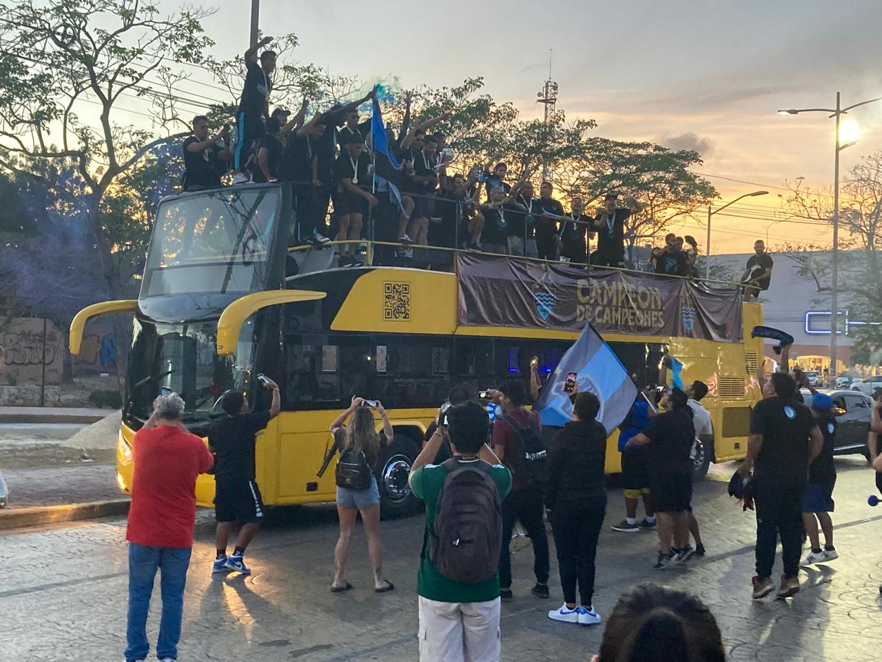 Automovilistas tocaron sus claxons uniéndose a la fiesta, mientras los seguidores del Cancún cantaban
