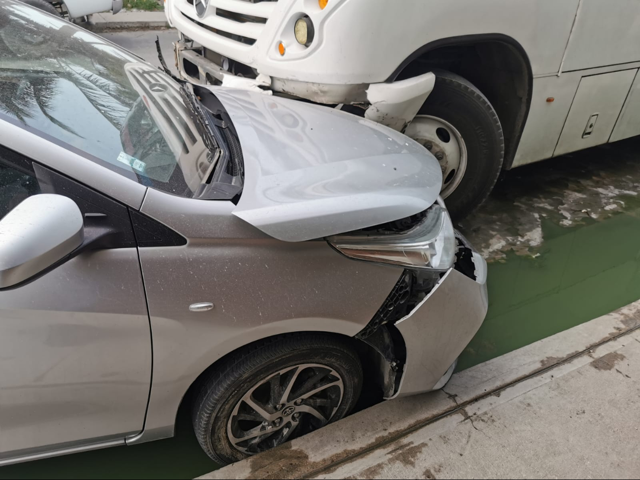 Daños en uno de los automóviles tras el choque Daños en uno de los automóviles tras el choque