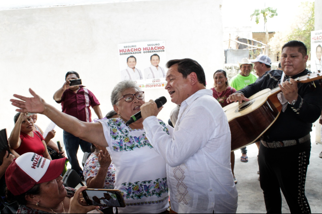 Joaquín Díaz Mena canta en Muxupip, Yucatán Joaquín Díaz Mena canta en Muxupip, Yucatán