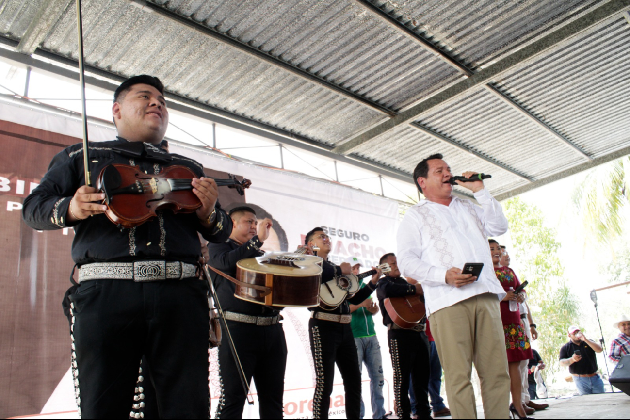 Joaquín Díaz Mena junto al mariachi en su mitin de campaña de Muxupip Joaquín Díaz Mena junto al mariachi en su mitin de campaña de Muxupip