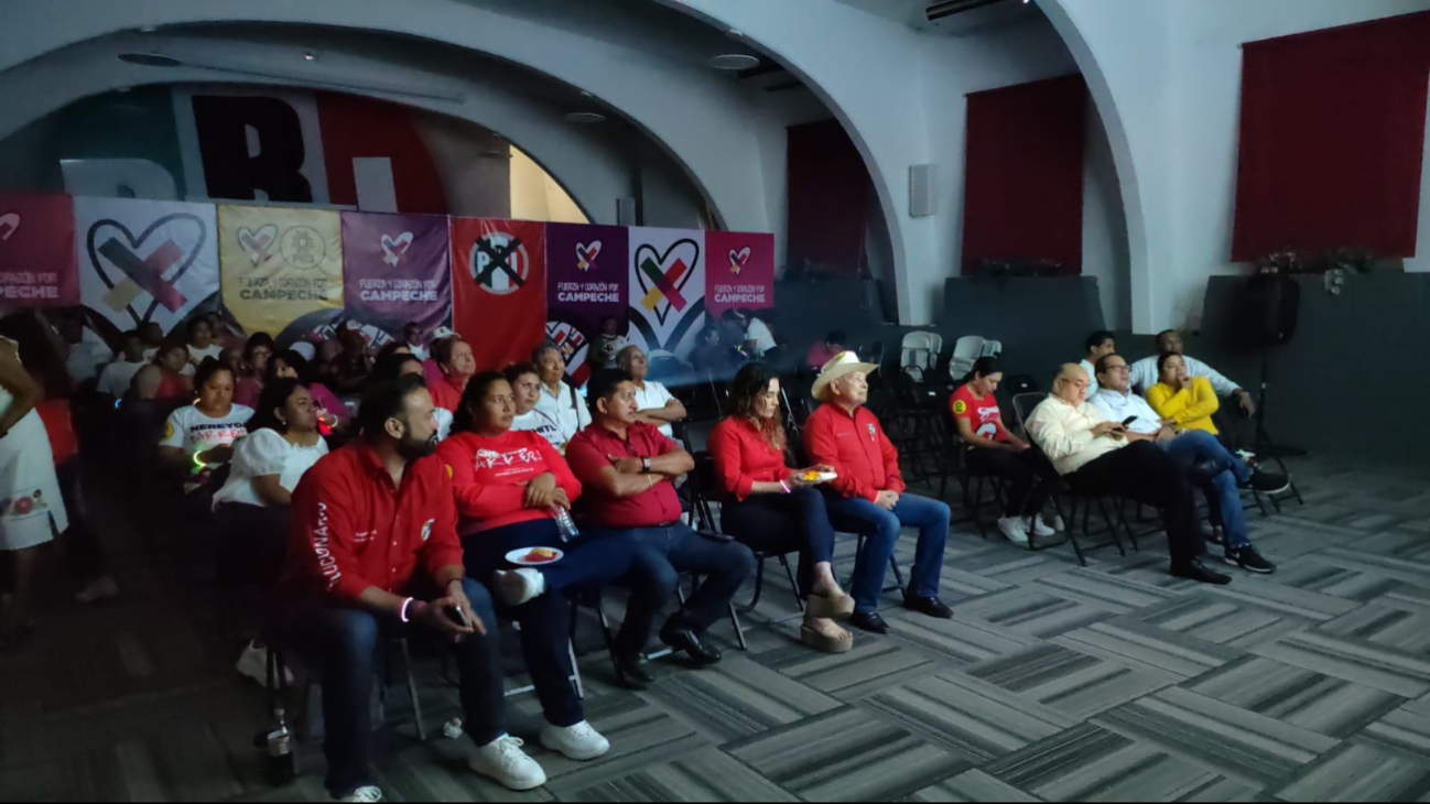 Priistas de Campeche, le dan la espalda a Xóchitl Gálvez; apenas 50  acuden a ver el debate: V IDEO 