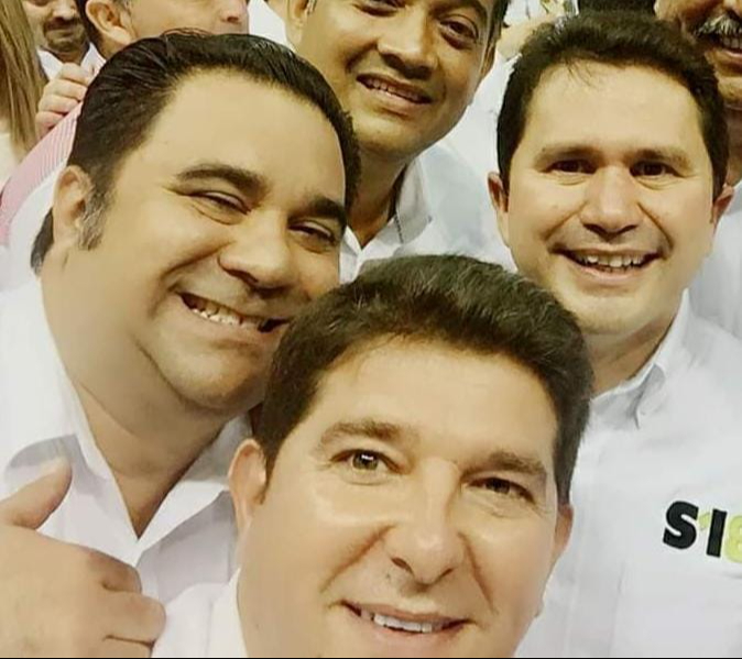 Roger Aguilar Arroyo, alcalde de Motul, y Mario González González, cuando presidía en su momento la Comuna de Tizimín Roger Aguilar Arroyo, alcalde de Motul, y Mario González González, cuando presidía en su momento la Comuna de Tizimín