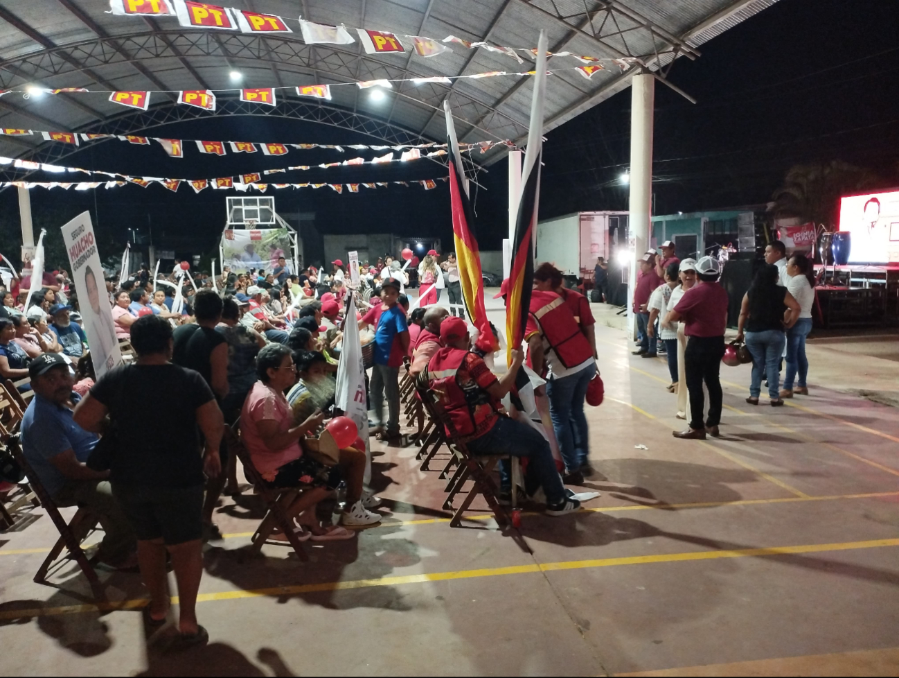 Con banderas y pancartas, pobladores de Akil recibieron al candidato a la gubernatura de Yucatán
