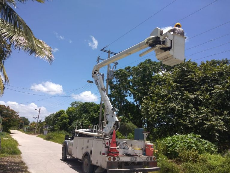 Tráiler derriba poste de la CFE Tráiler derriba poste de la CFE