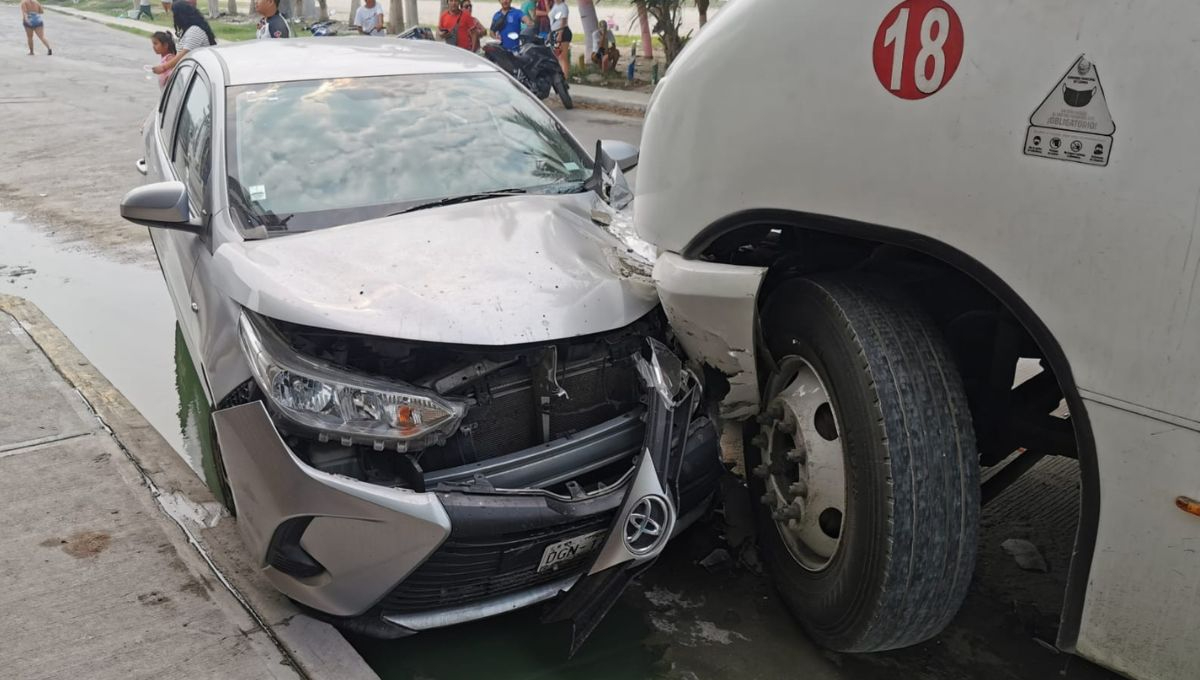 Conductor de camión urbano genera aparatoso accidente, tras impactar a 2 autos en Ciudad del Carmen