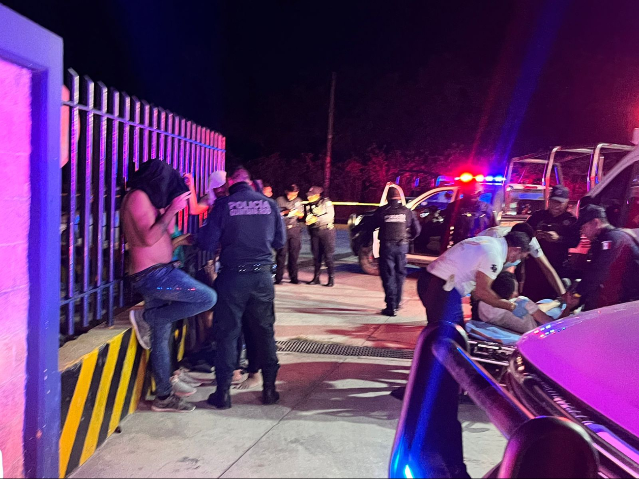 Agentes policiacos auxiliaron a los hombres en Cancún Agentes policiacos auxiliaron a los hombres en Cancún