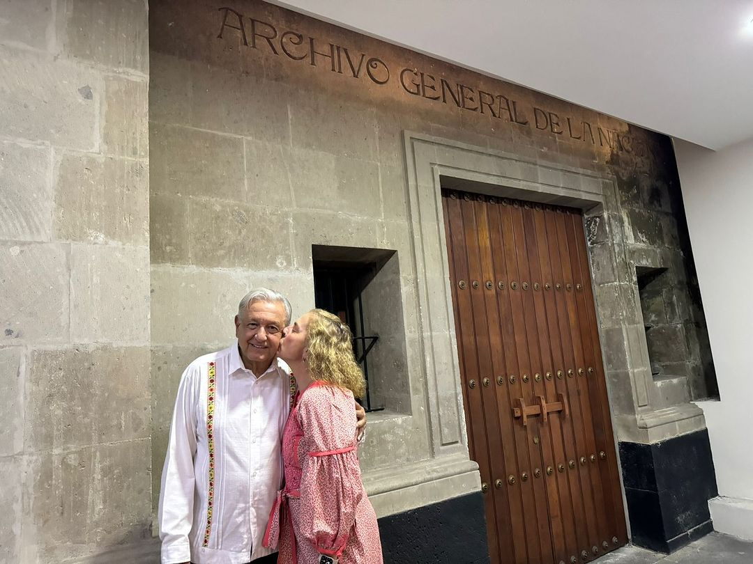 Andrés Manuel López Obrador y Beatriz Gutiérrez Muller en la fachada del antiguo Archivo General de la Nación Andrés Manuel López Obrador y Beatriz Gutiérrez Muller en la fachada del antiguo Archivo General de la Nación