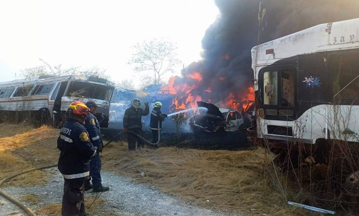 Los autos consumidos por el fuego ya eran considerados chatarra Los autos consumidos por el fuego ya eran considerados chatarra