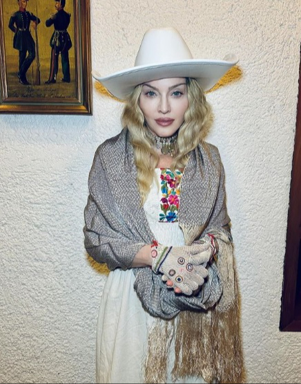 La Reina del Pop compartió foto con la ropa y joyas de la pintora mexicana, Frida Kahlo La Reina del Pop compartió foto con la ropa y joyas de la pintora mexicana, Frida Kahlo