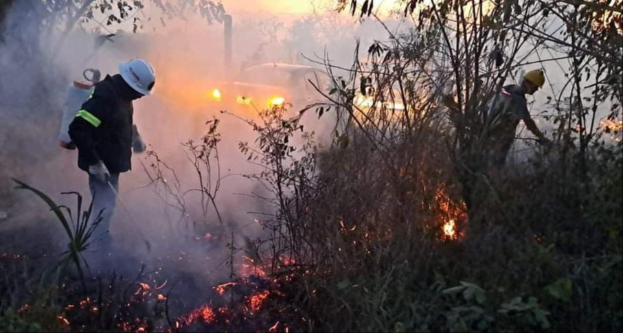 Mega incendio en El Cuyo deja al puerto sin luz y agua