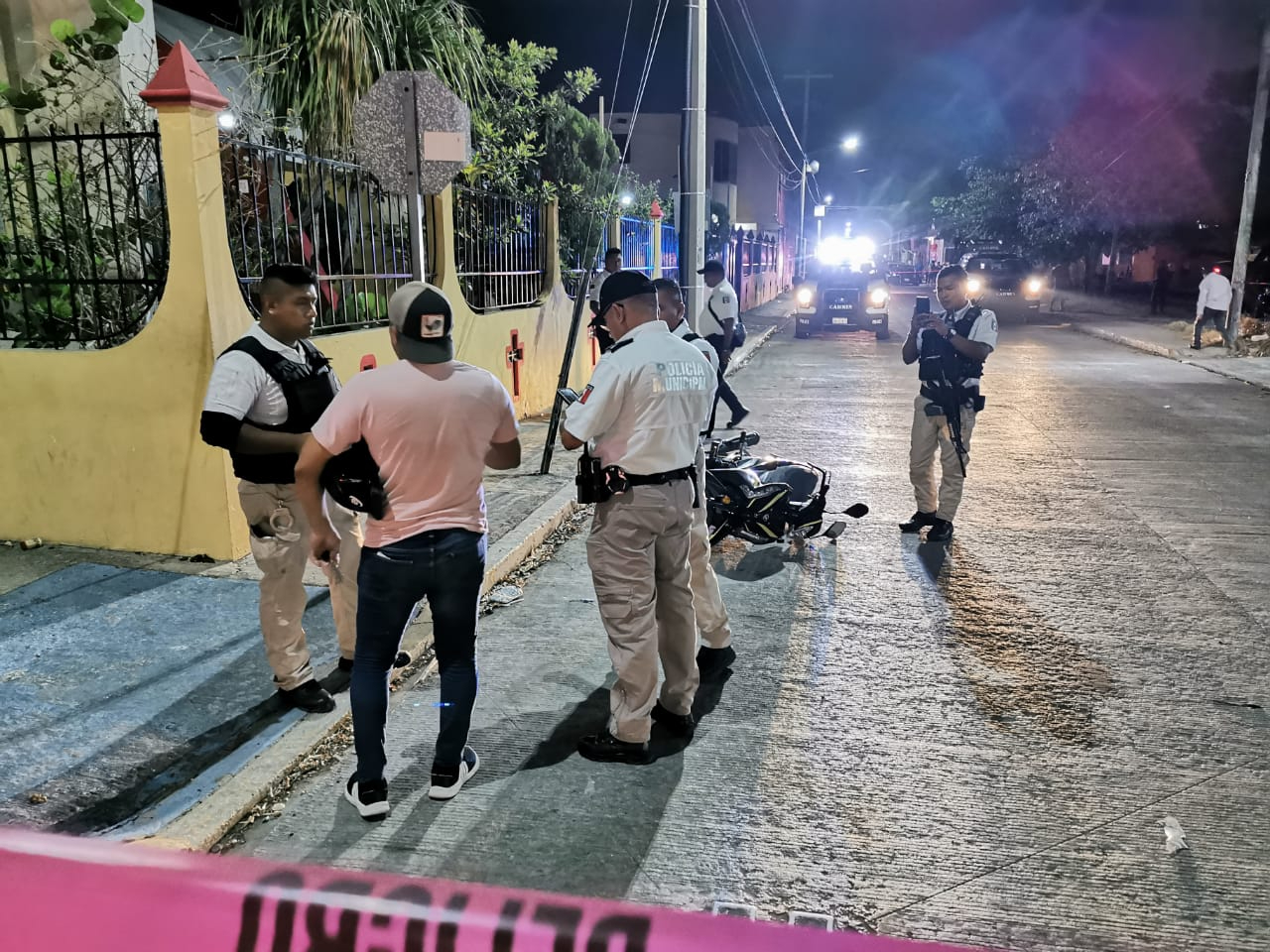 Agentes de seguridad interrogan a la posible víctima del atentado Agentes de seguridad interrogan a la posible víctima del atentado
