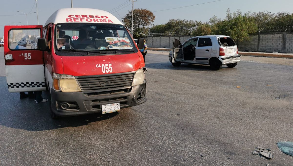 Combi provoca fuerte impacto sobre automóvil y deja 4 lesionados en Ciudad del Carmen