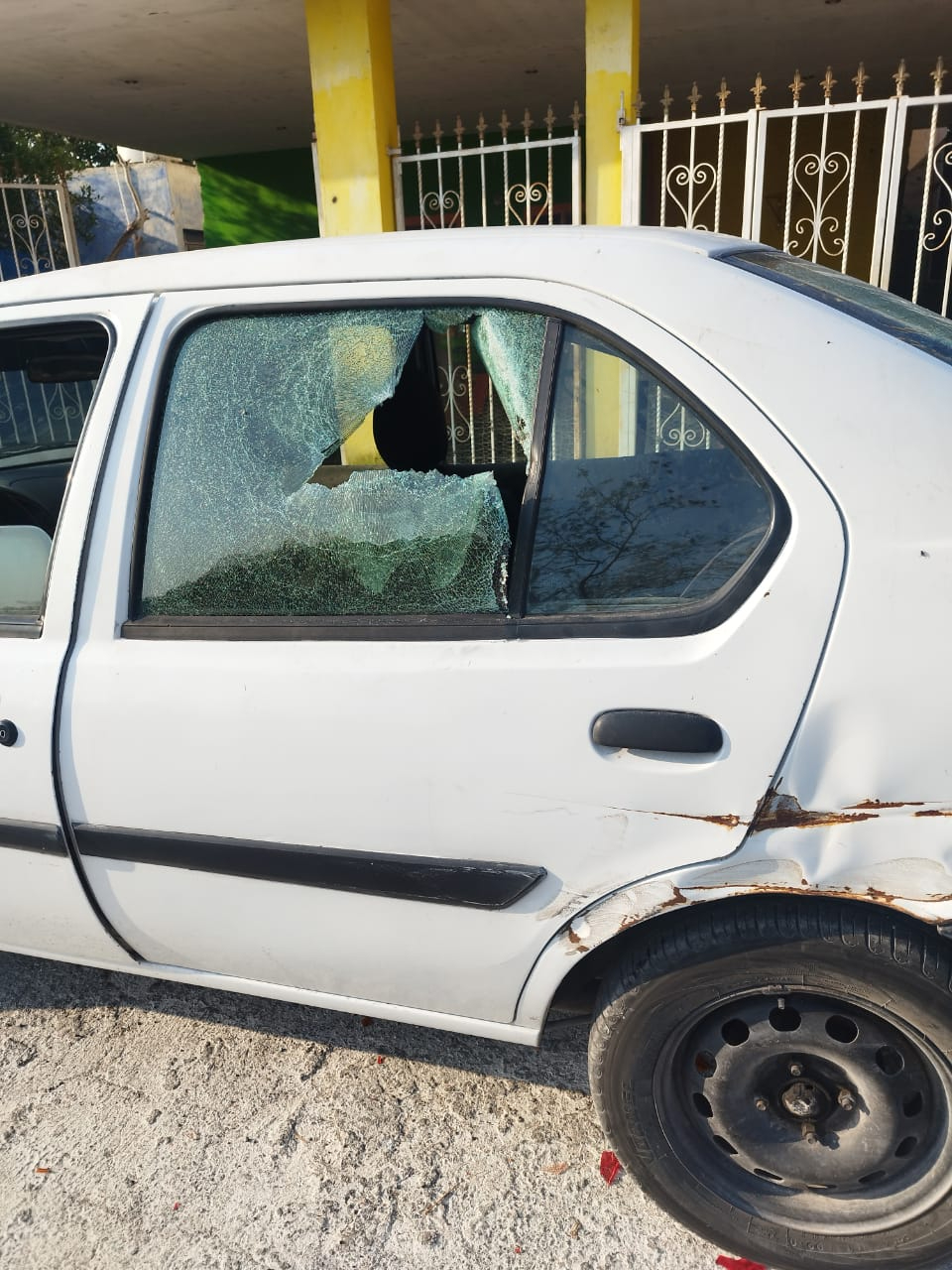 Autos de color blanco, similares al de la funcionaria, sufrieron daños durante la madrugada Autos de color blanco, similares al de la funcionaria, sufrieron daños durante la madrugada
