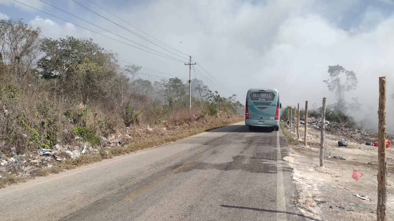 El incendio ha provocado que la carretera Felipe Carrillo Puerto-Valladolid se llene de humo El incendio ha provocado que la carretera Felipe Carrillo Puerto-Valladolid se llene de humo