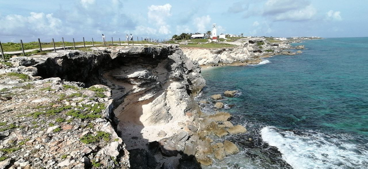 Ayuntamiento de Isla Mujeres, sin un plan para atender la erosión de los acantilados 