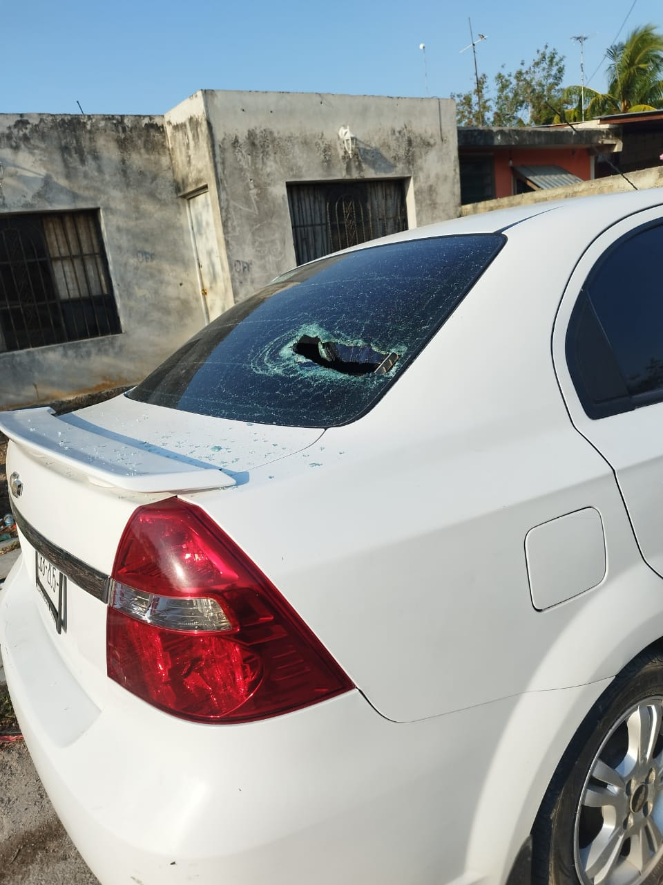   Encapuchados destruyen dos autos de vecinos de Motul; habrían ido en busca de una funcionaria, pero se confundieron  
