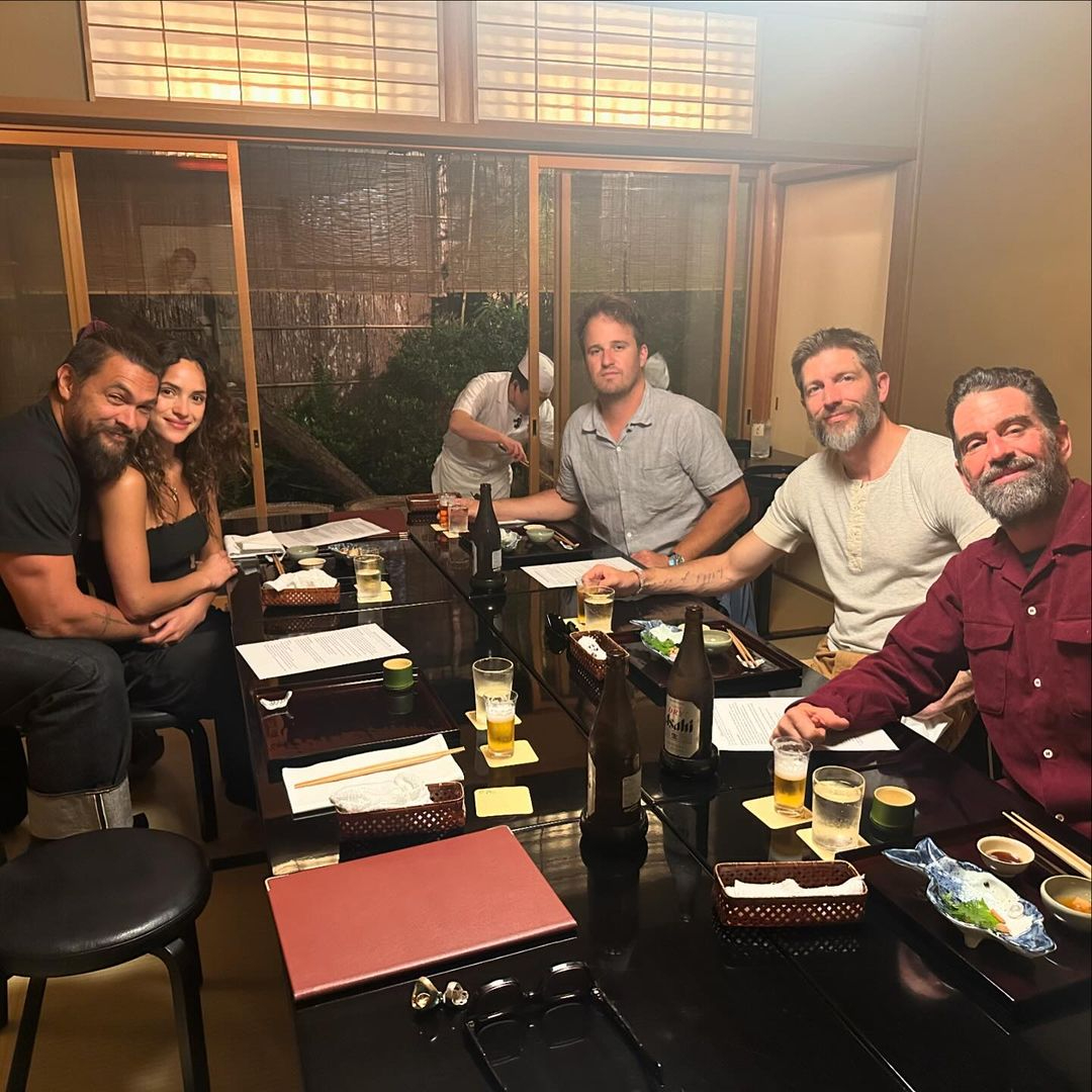 Jason Momoa y su nueva novia, Adria Arjona, compartieron una cena en JApón con amigos Jason Momoa y su nueva novia, Adria Arjona, compartieron una cena en JApón con amigos