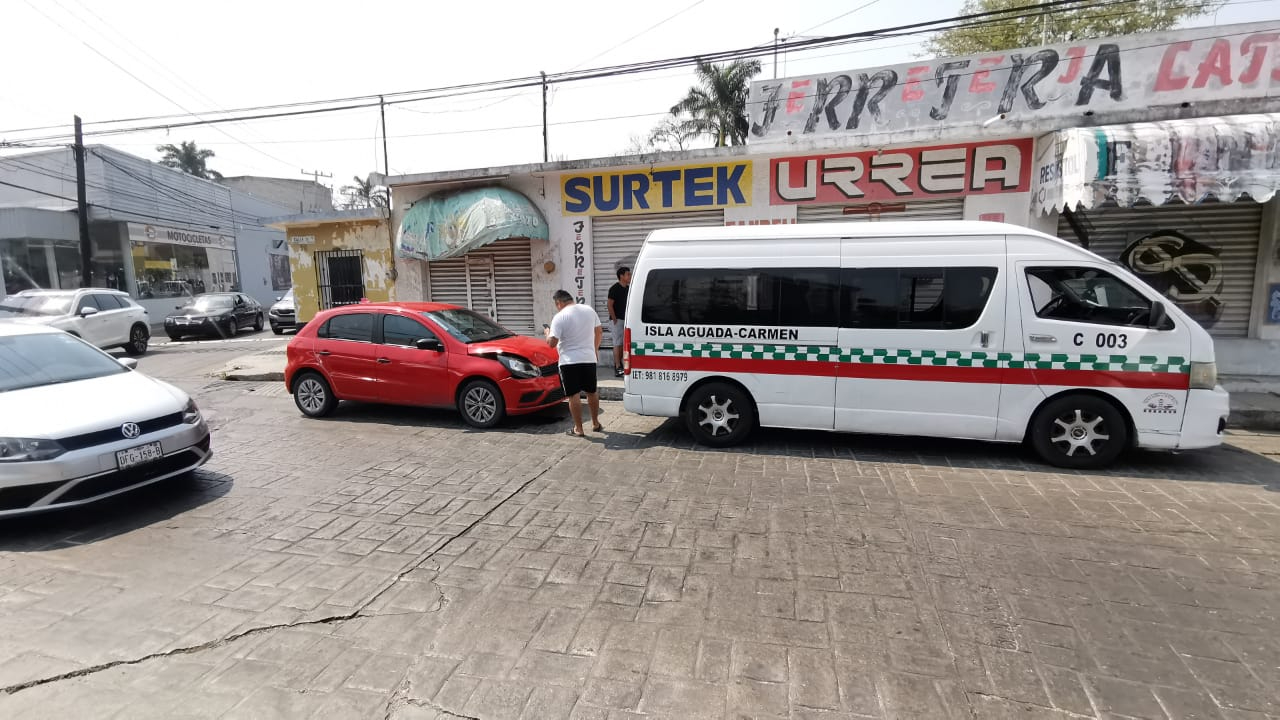 Por no guardar distancia impacta contra combi Por no guardar distancia impacta contra combi