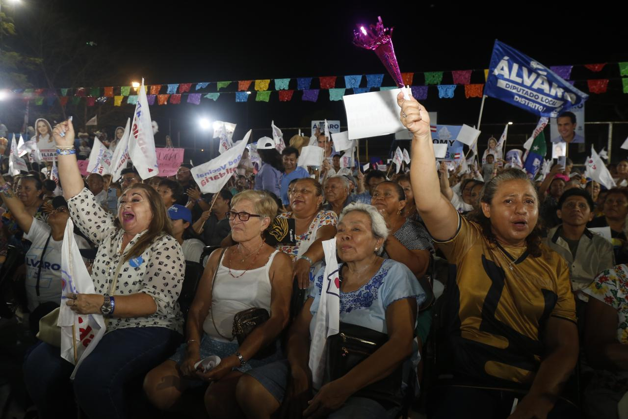 Simpatizantes de Cecilia Patrón en Mérida Simpatizantes de Cecilia Patrón en Mérida