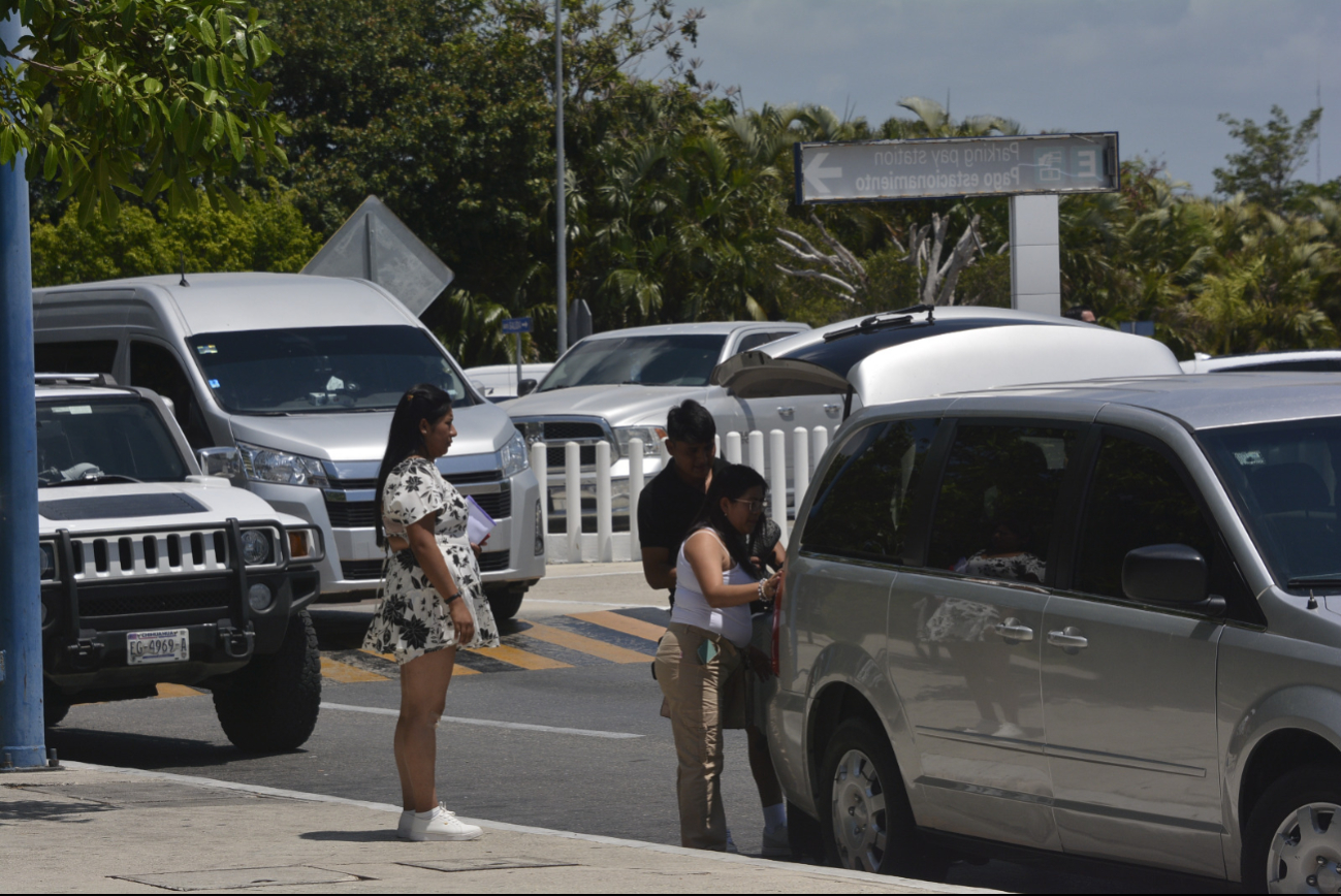 Viajeros bajan sus maletas para emprender el vuelo desde el Aeropuerto de Cancún Viajeros bajan sus maletas para emprender el vuelo desde el Aeropuerto de Cancún