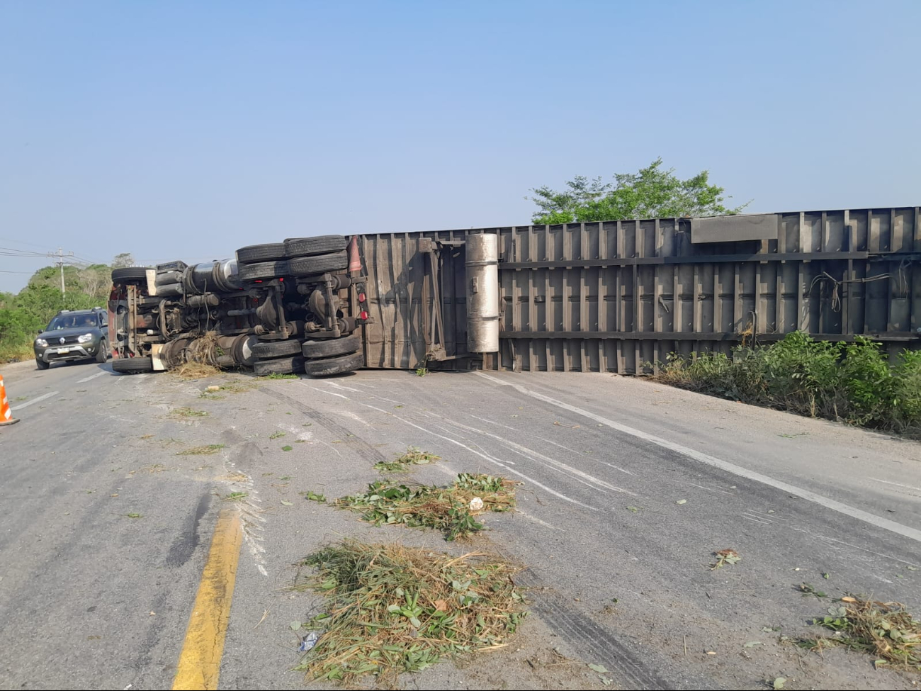El tráiler quedó volcado de su lado izquiedo El tráiler quedó volcado de su lado izquiedo